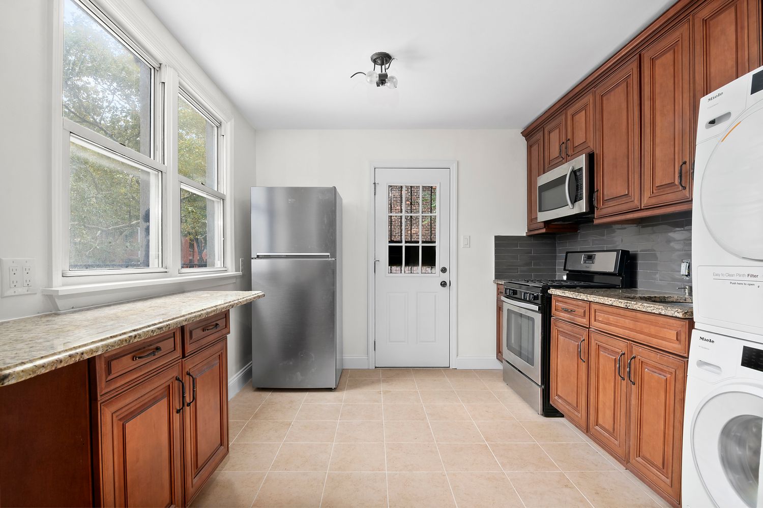 $3,100 | 224 Hall Street, Unit 1F | Clinton Hill