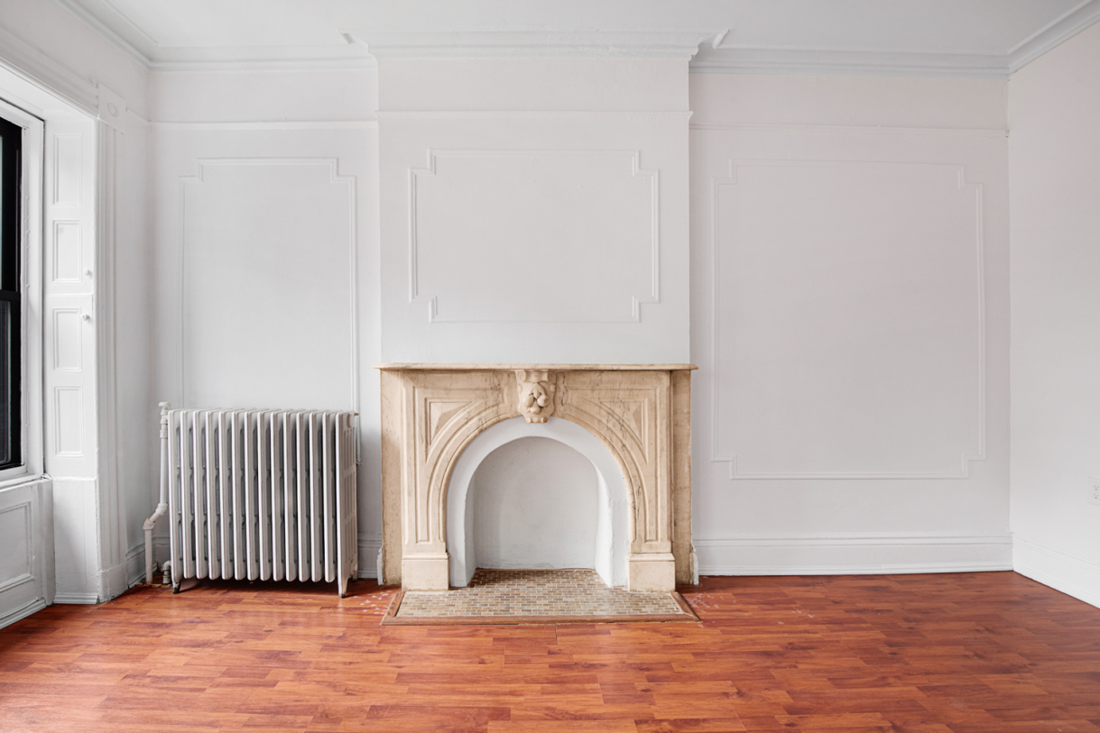 a view of a livingroom with entryway