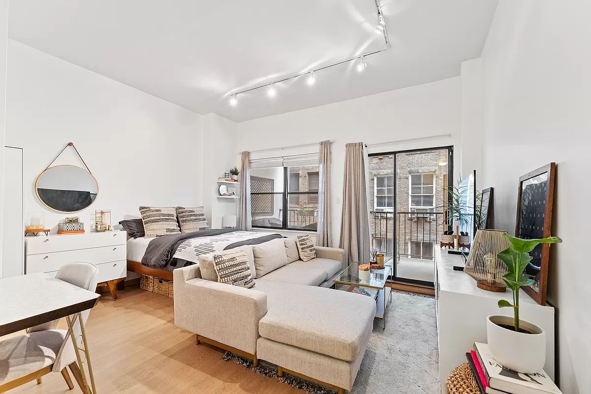 $525,000 | 35 East 10th Street, Unit 3E | Greenwich Village