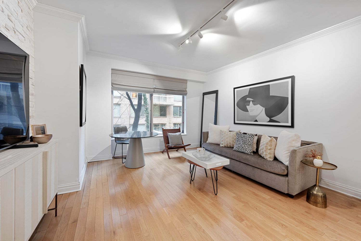 $585,000 | 200 East 69th Street, Unit 2S | Lenox Hill