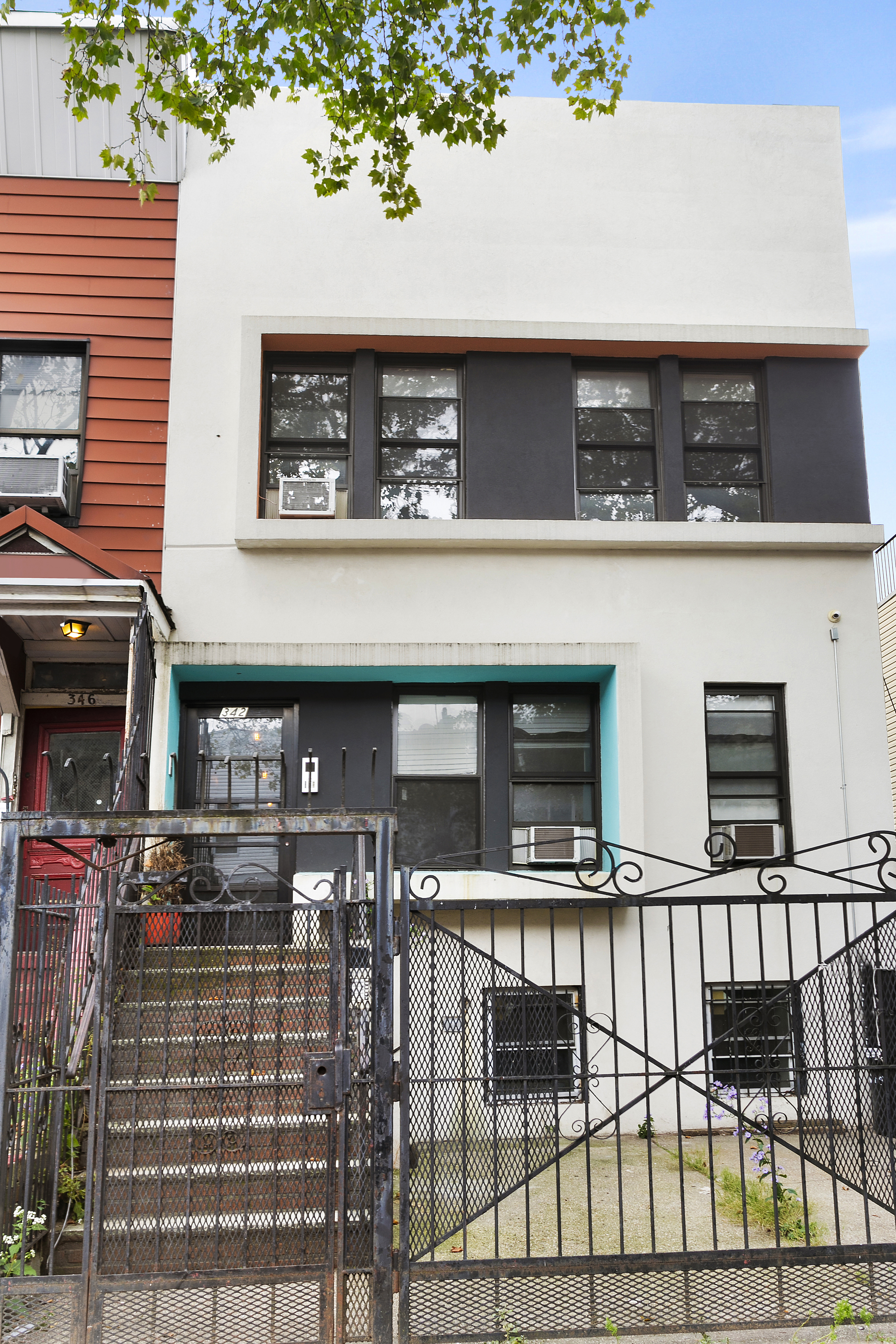 a view of entryway with outdoor