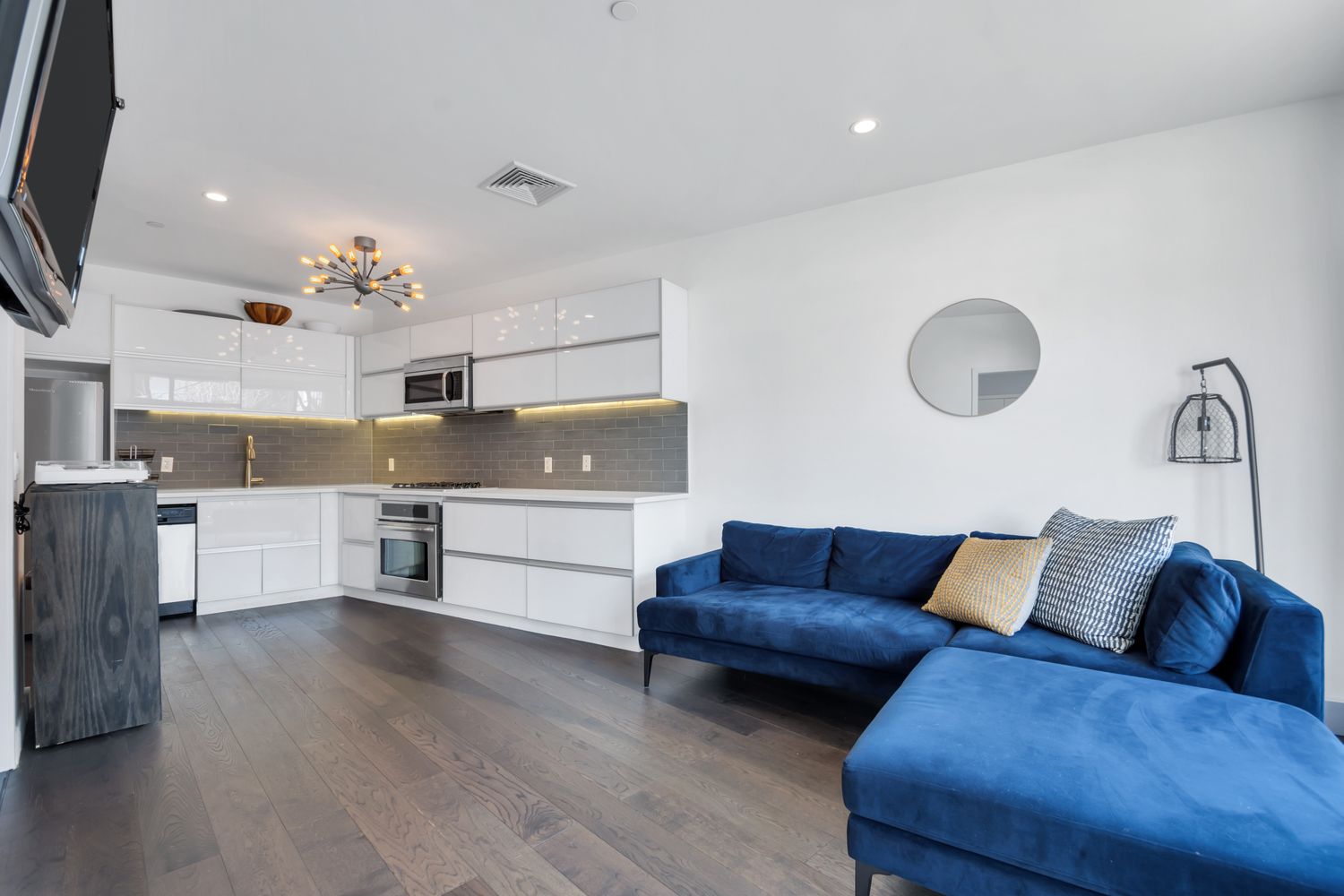 $800,000 | 179 Woodpoint Road, Unit 2C | East Williamsburg