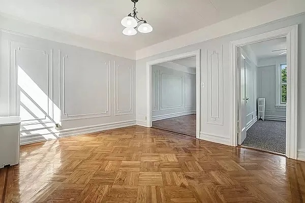 a view of empty room with a ceiling fan