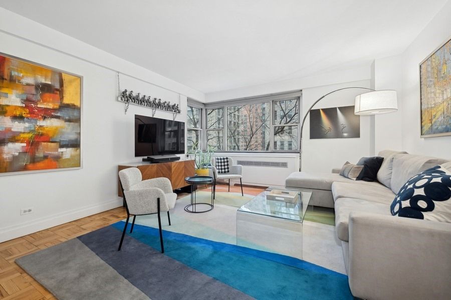 $575,000 | 30 West 60th Street, Unit 6L | Upper West Side