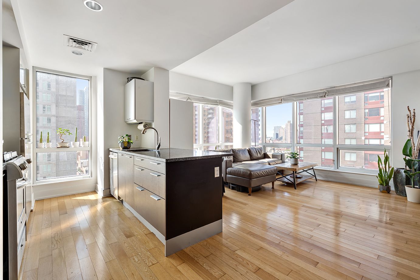 $895,000 | 350 West 42nd Street, Unit 18B | Hell's Kitchen