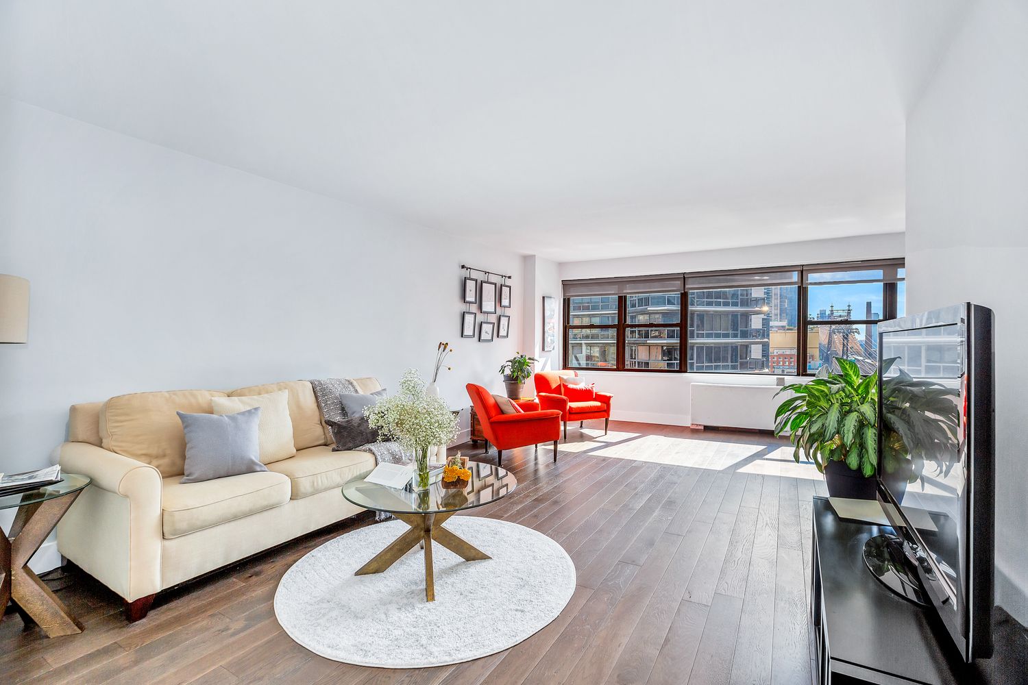 $690,000 | 166 East 61st Street, Unit 16G | Lenox Hill