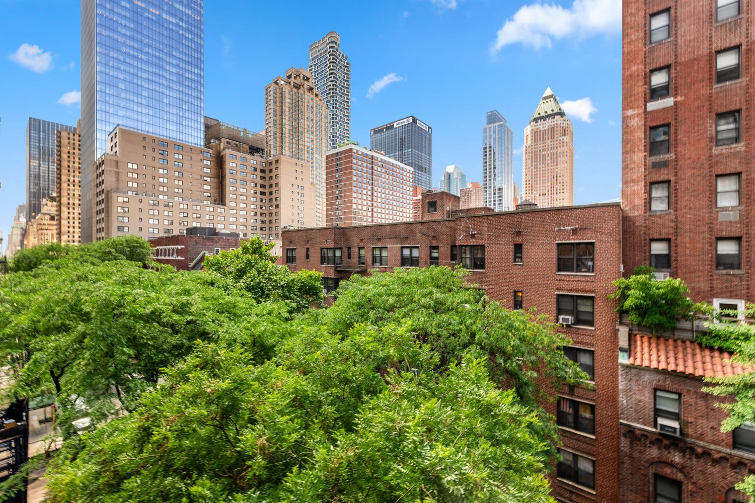 $825,000 | 345 West 55th Street, Unit 6B | Hell's Kitchen