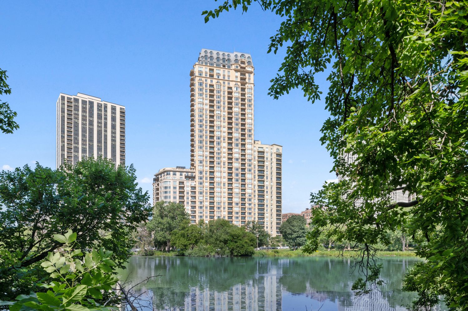 $1,350,000 | 2550 North Lakeview Avenue, Unit N906 | Lincoln Park 2550