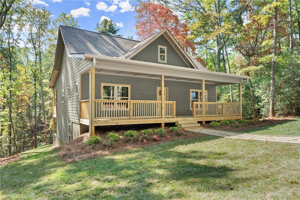 a view of a house with backyard and garden