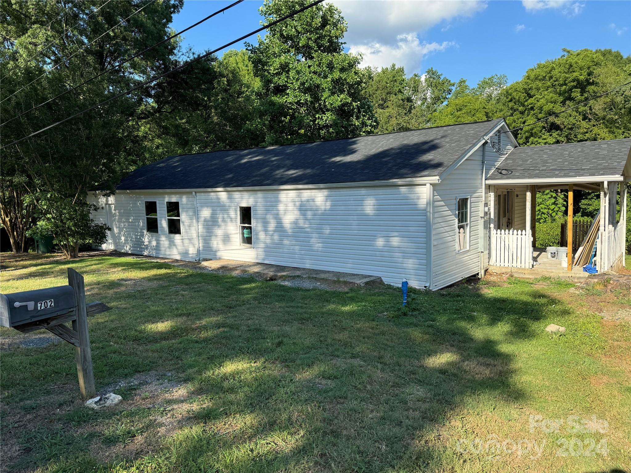 a view of house with a yard