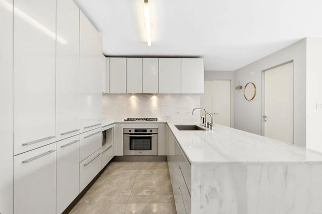 $6,250 | 322 West 57th Street, Unit 49N | Hell's Kitchen