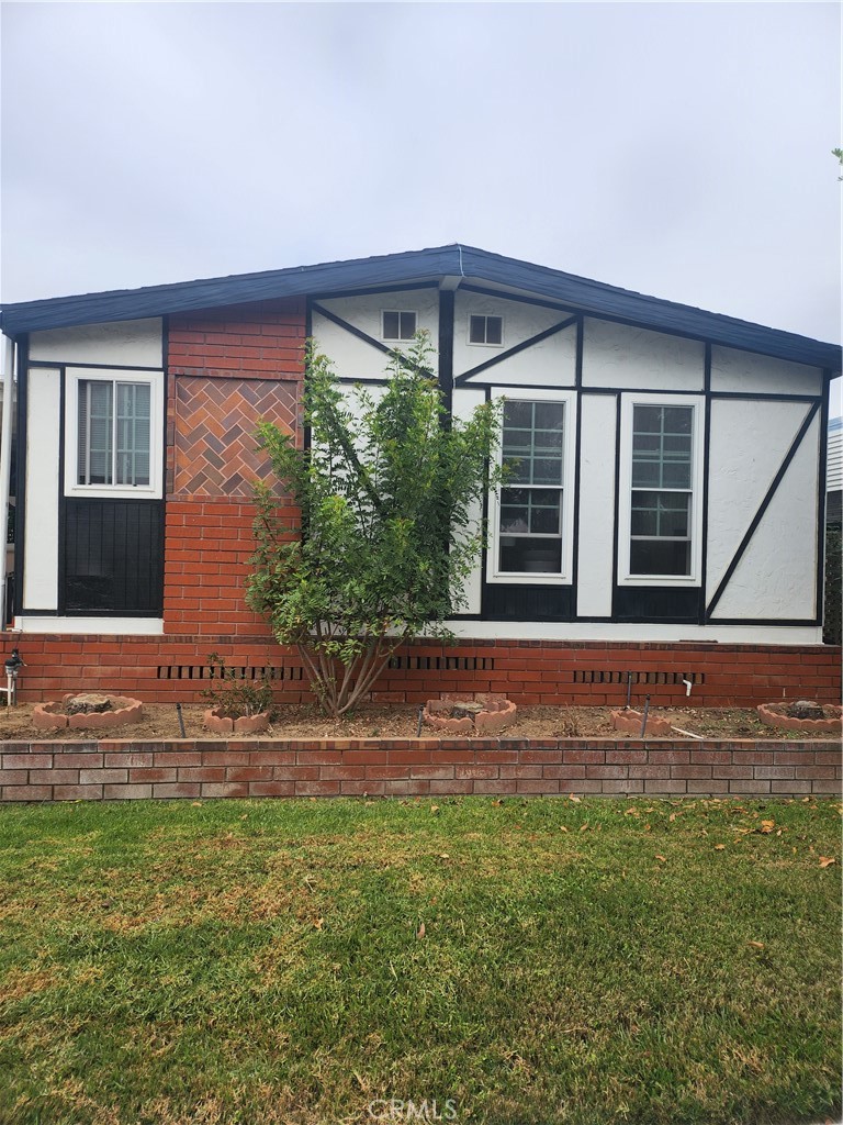 a front view of house with yard