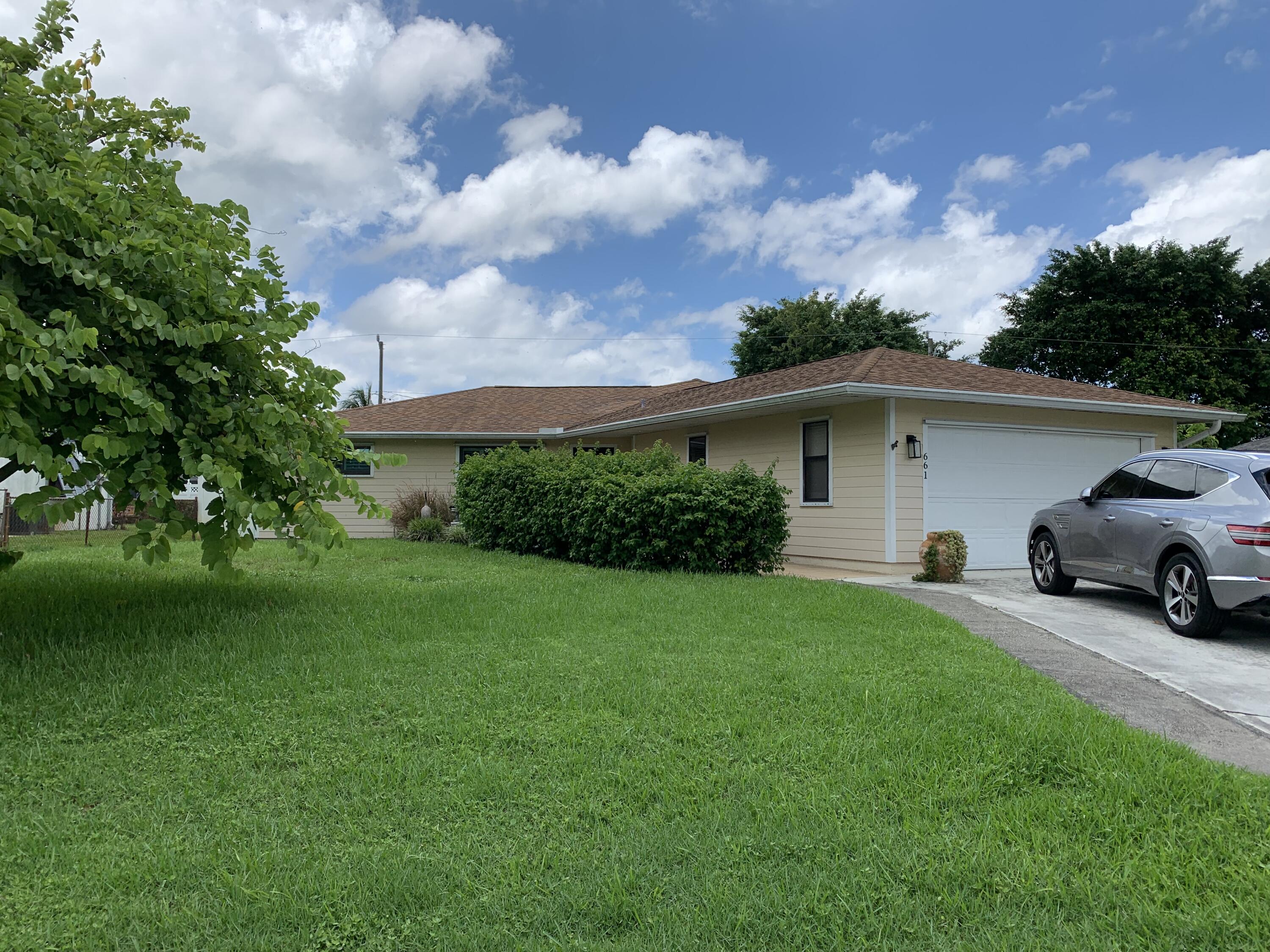 a view of a house with backyard