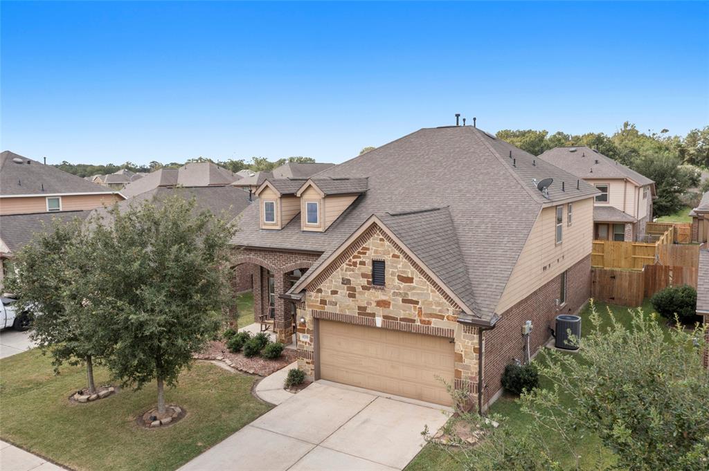 Welcome to 6719 Hunters Trace in the beautiful Baytown community of Hunters Creek!