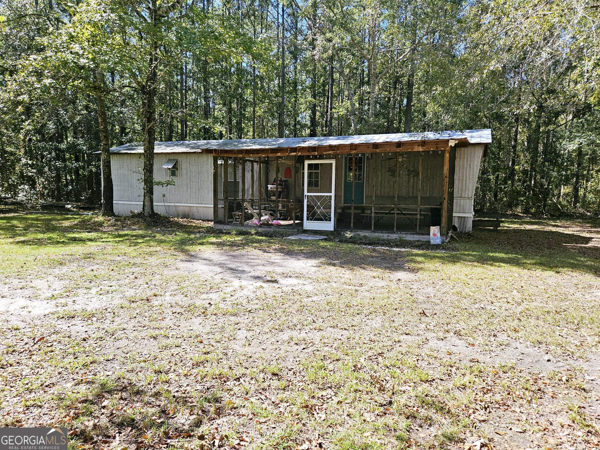 a view of a house with backyard