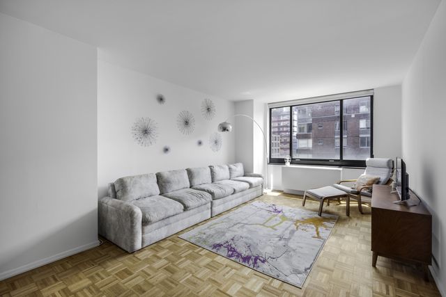 $899,000 | 200 Rector Place, Unit 7E | Battery Park City