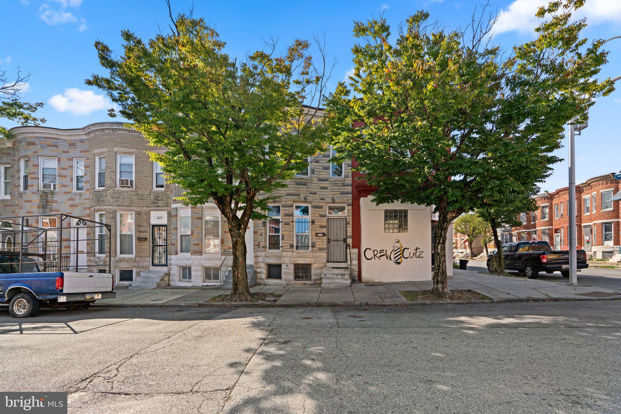 a street view with residential house