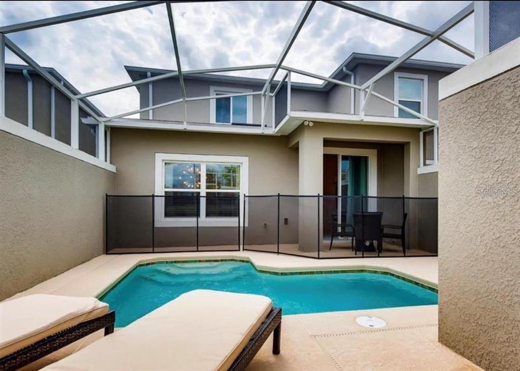 a view of an house with backyard space and porch