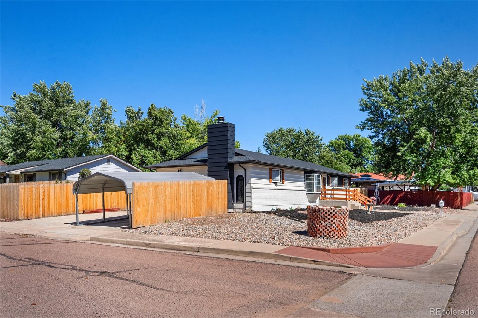 a view of a house with backyard and trees