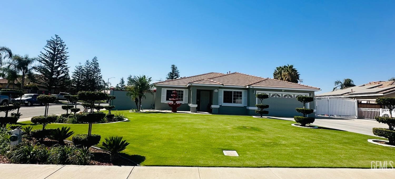 a view of a house with a yard