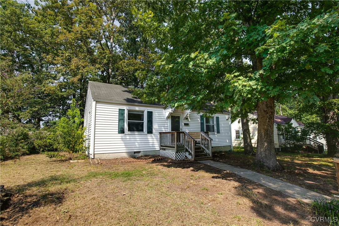 View of front of property featuring a front lawn