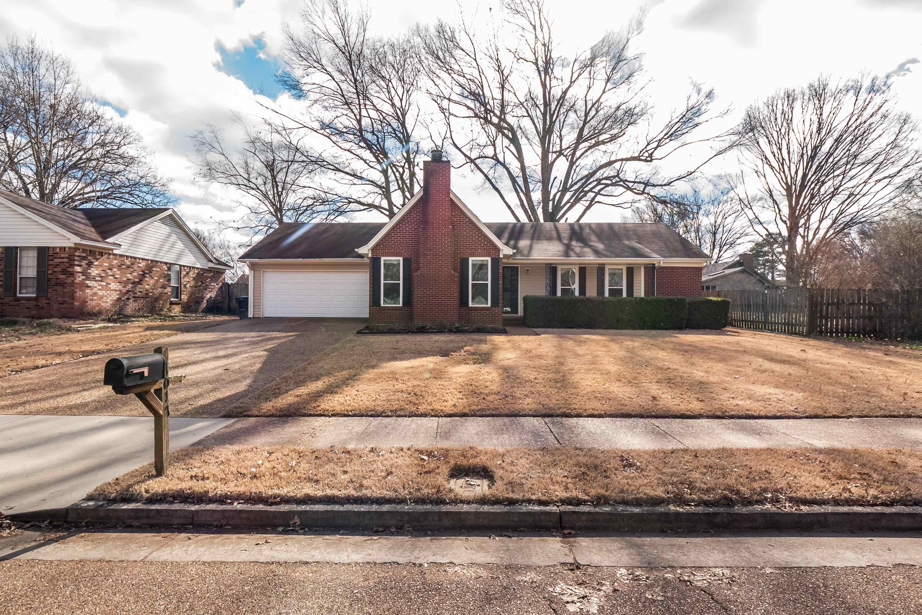 a view of a yard with a house