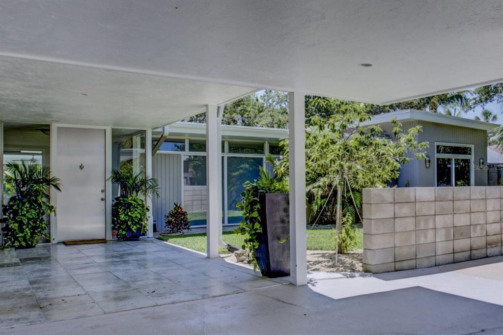 a view of a entrance gate of the house