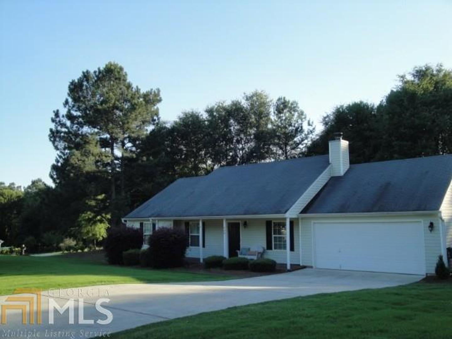 a view of a yard in front of house