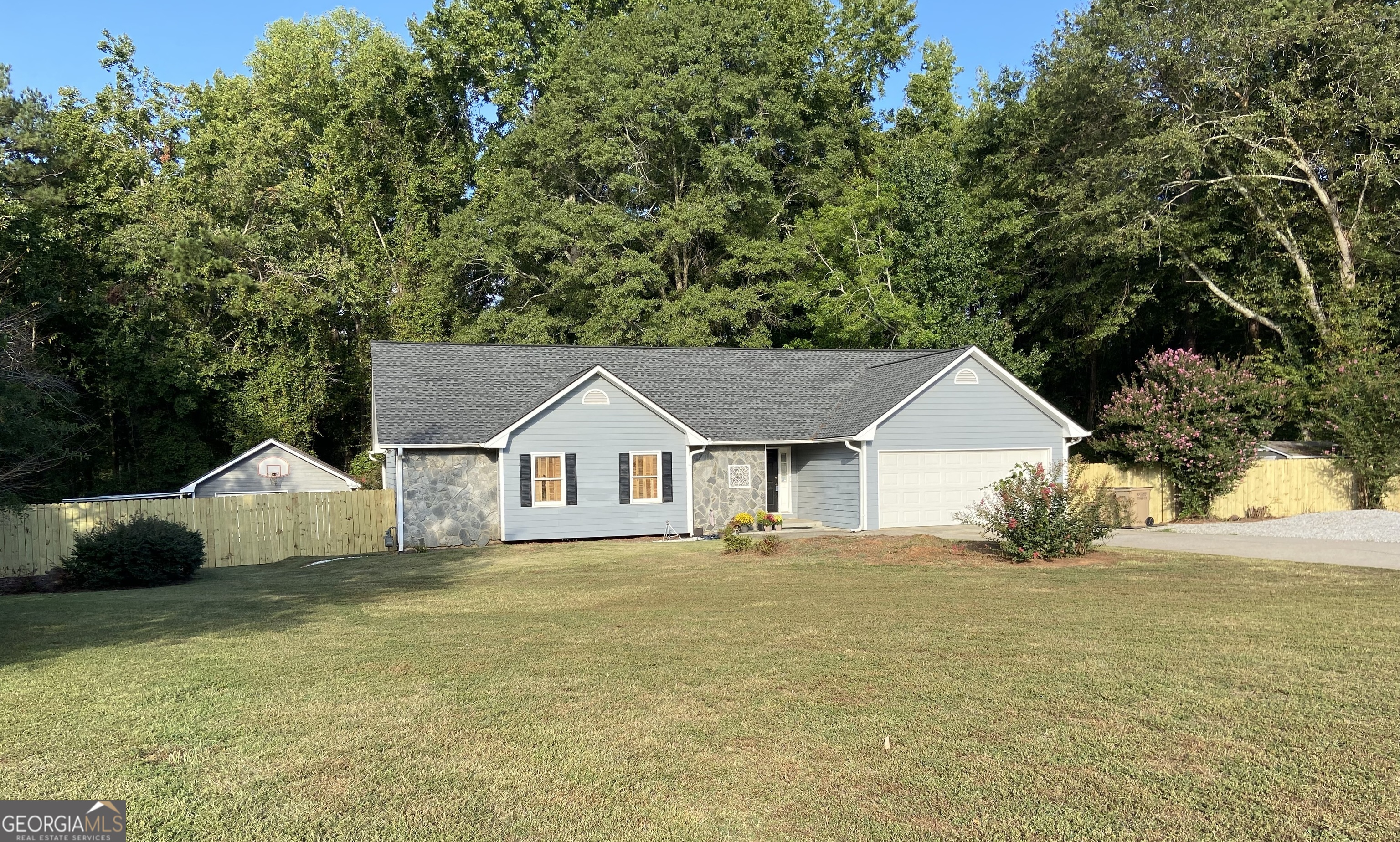 a view of a house with a yard