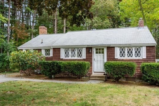 a view of a house with a yard and plants