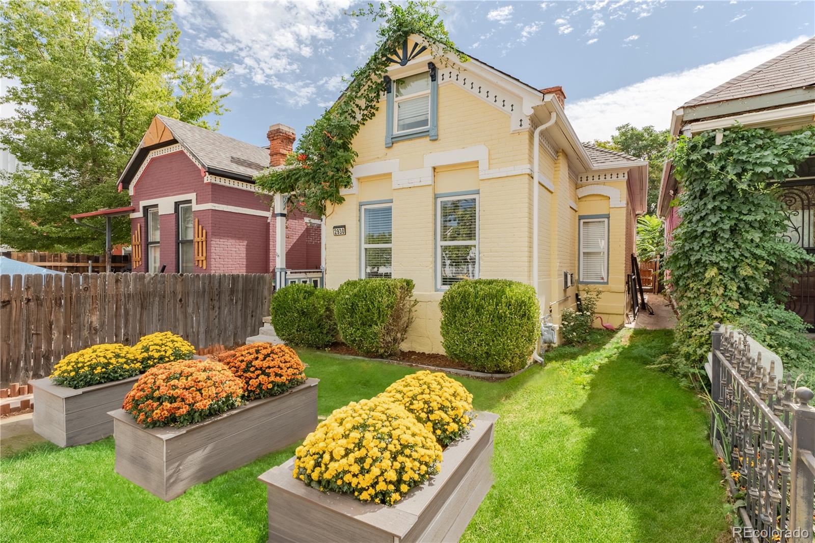 a view of a house with backyard and garden