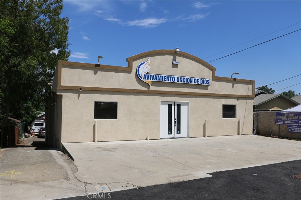 a view of a entrance of the building