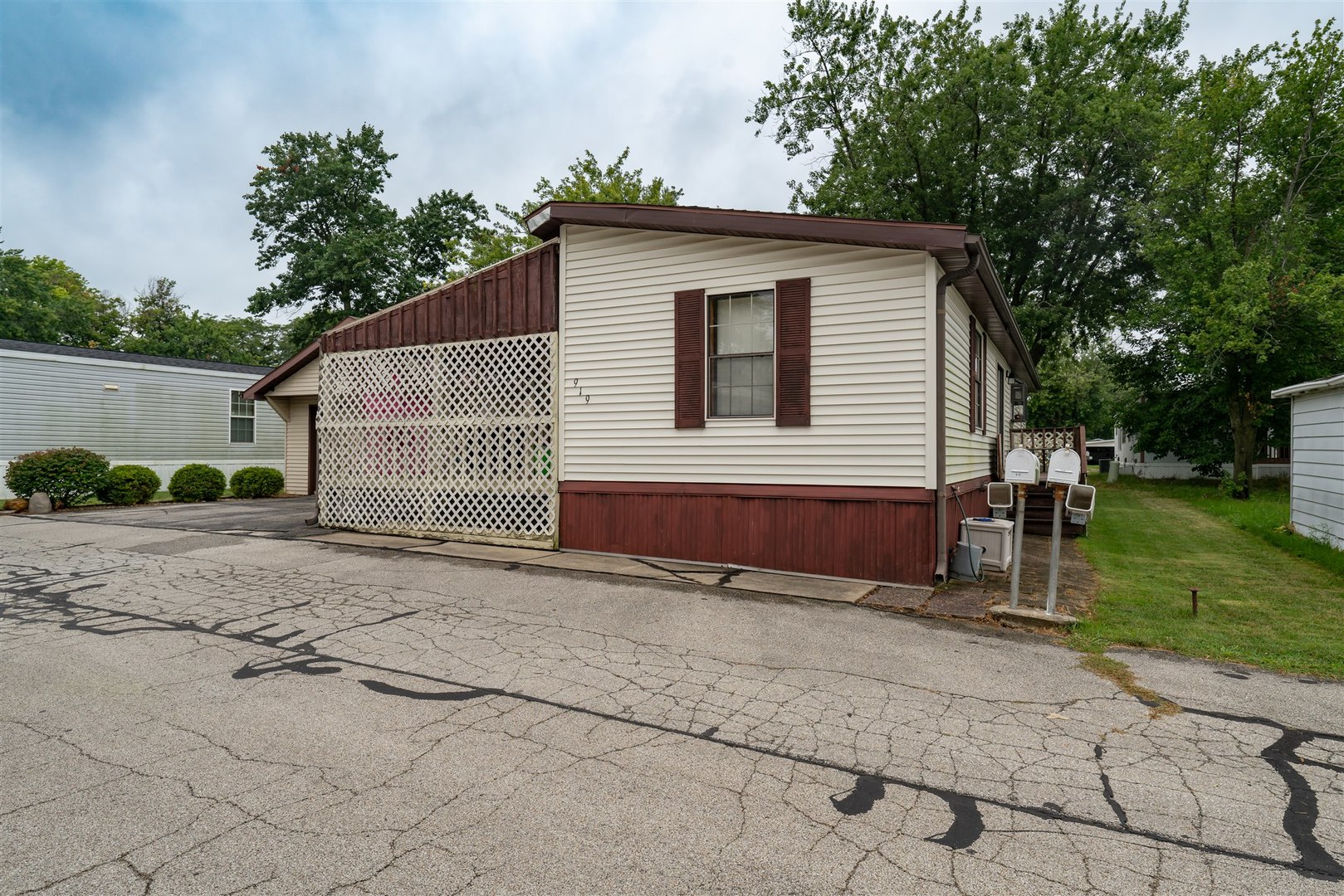 a view of a house with a yard