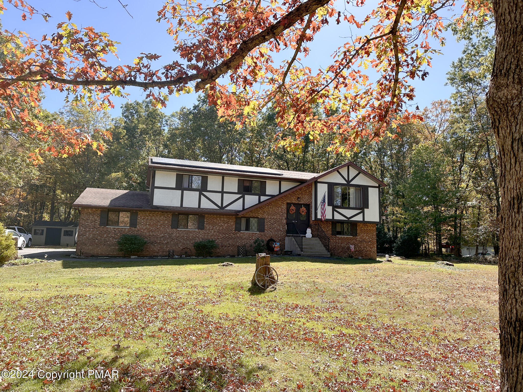 a view of a house with a yard