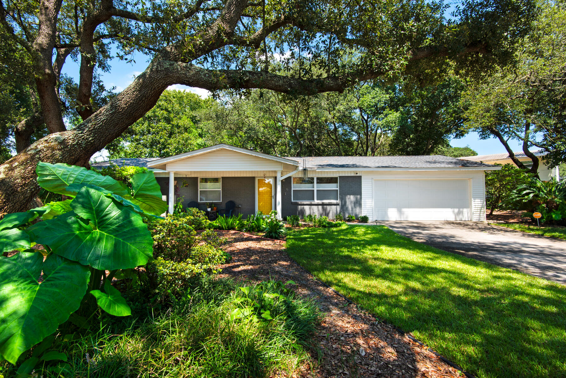 a view of front of a house with a yard