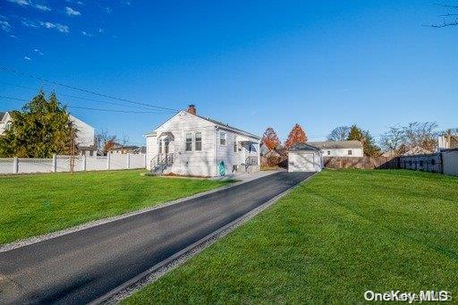 a view of a house with a yard