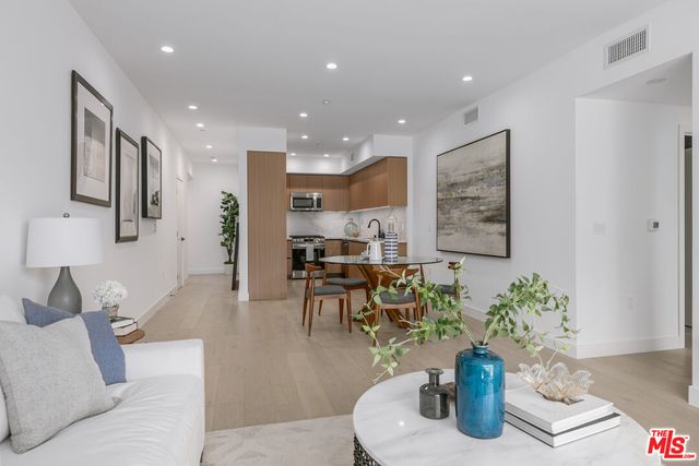 $1,195,000 | 1123 South Shenandoah Street, Unit 202 | Beverly Center-Miracle Mile