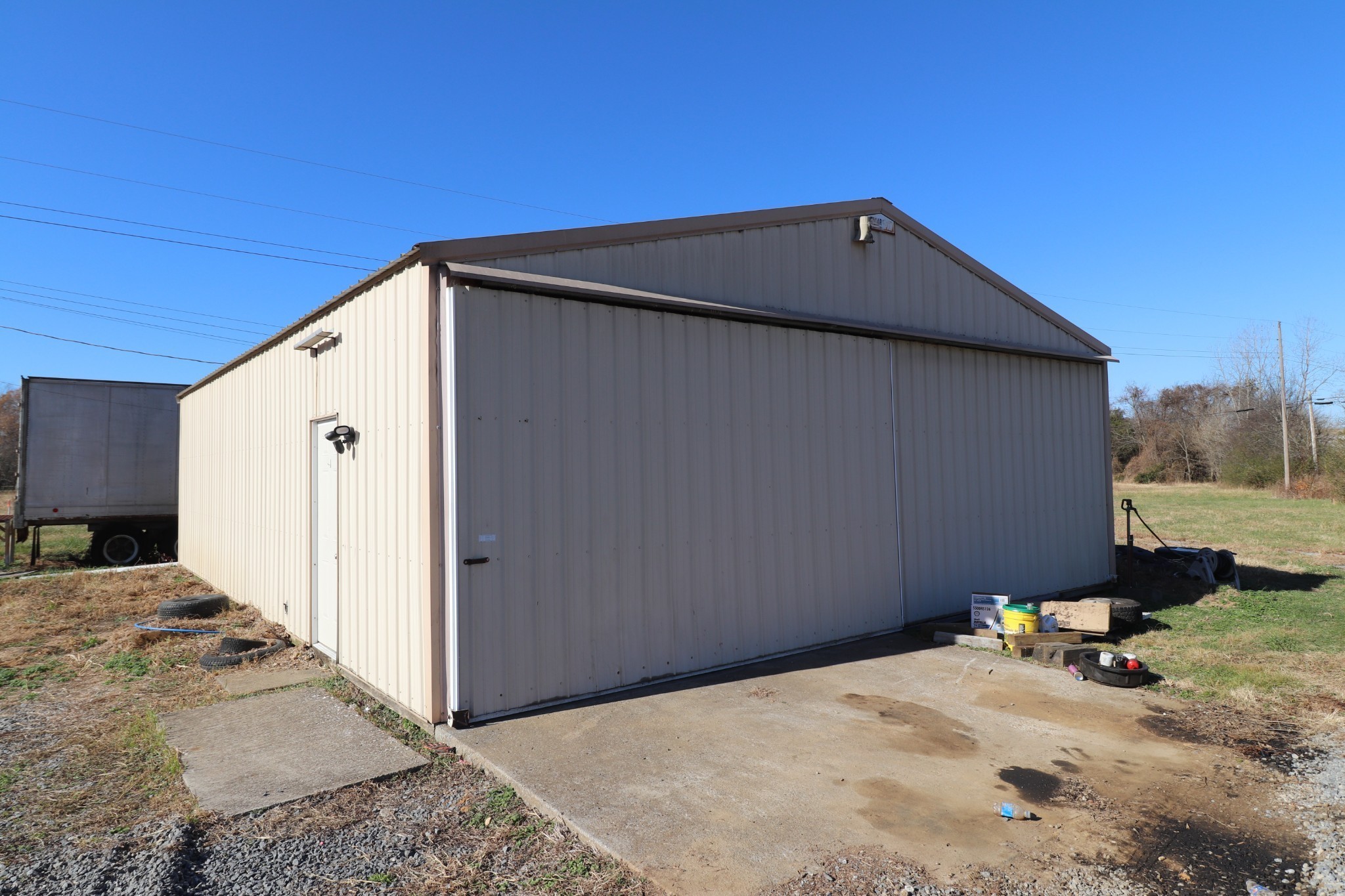 a view of a garage