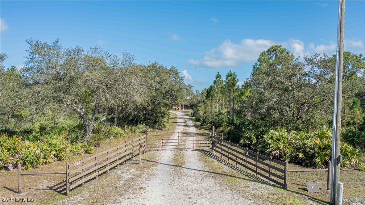 a view of a pathway with outside of the house