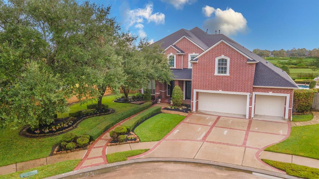 a view of a yard in front of house