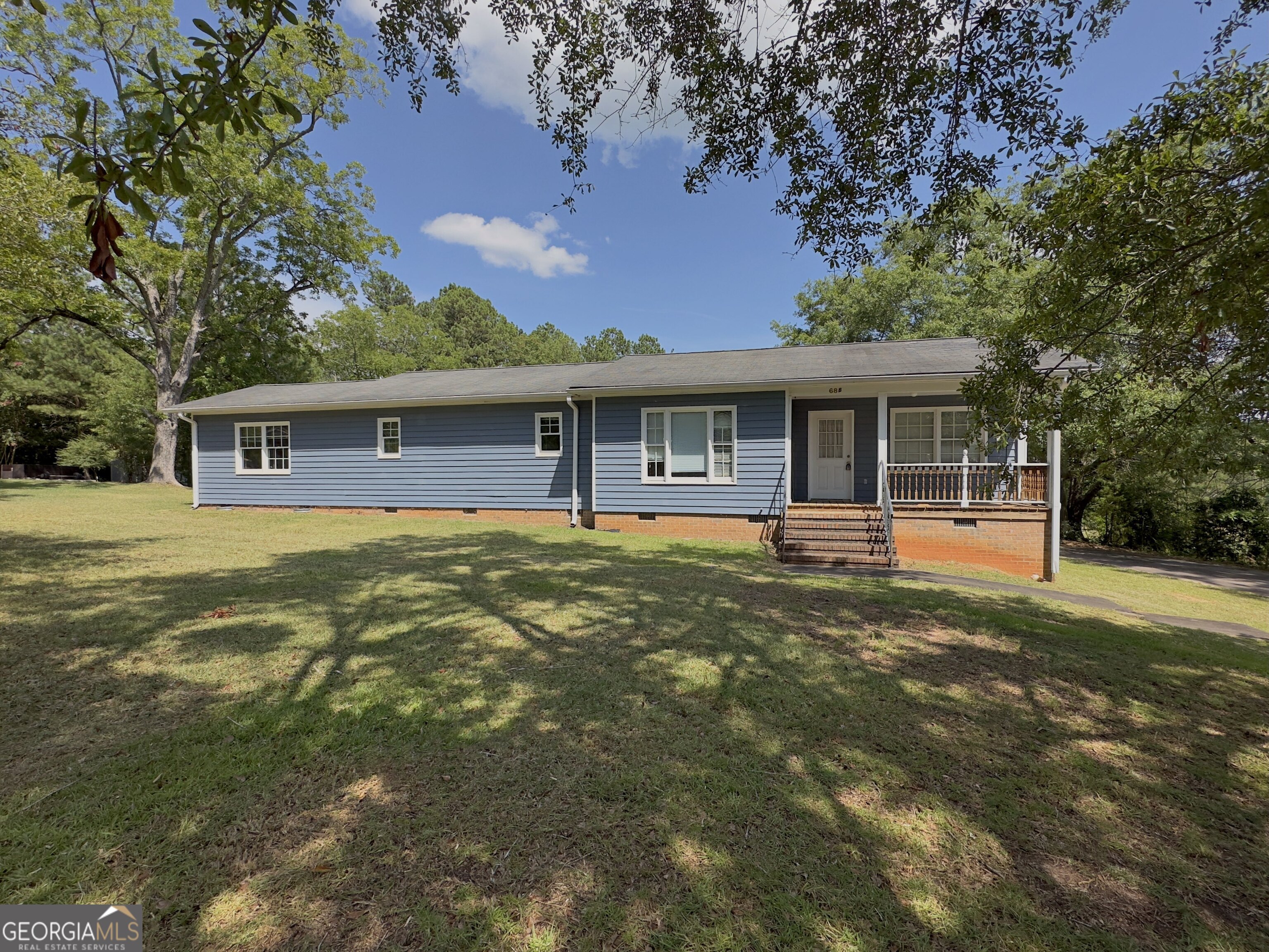 a view of a house with a backyard