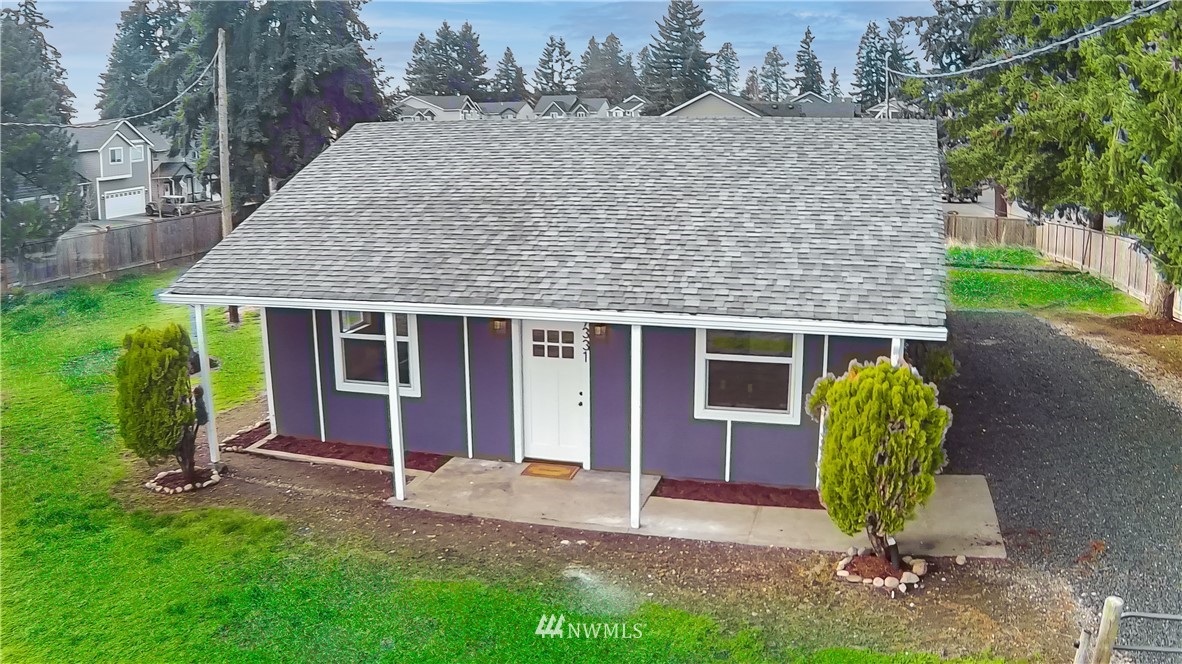 a view of a house with backyard and garden