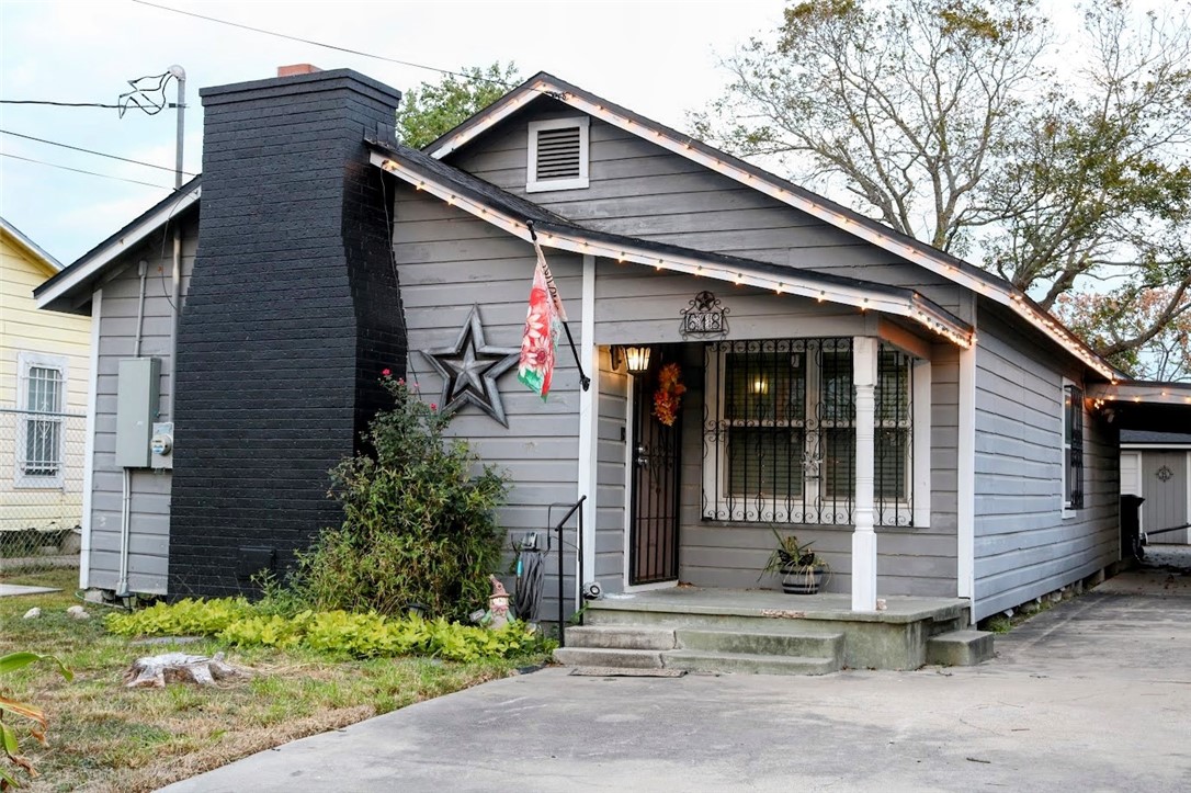 a view of a house and outdoor space