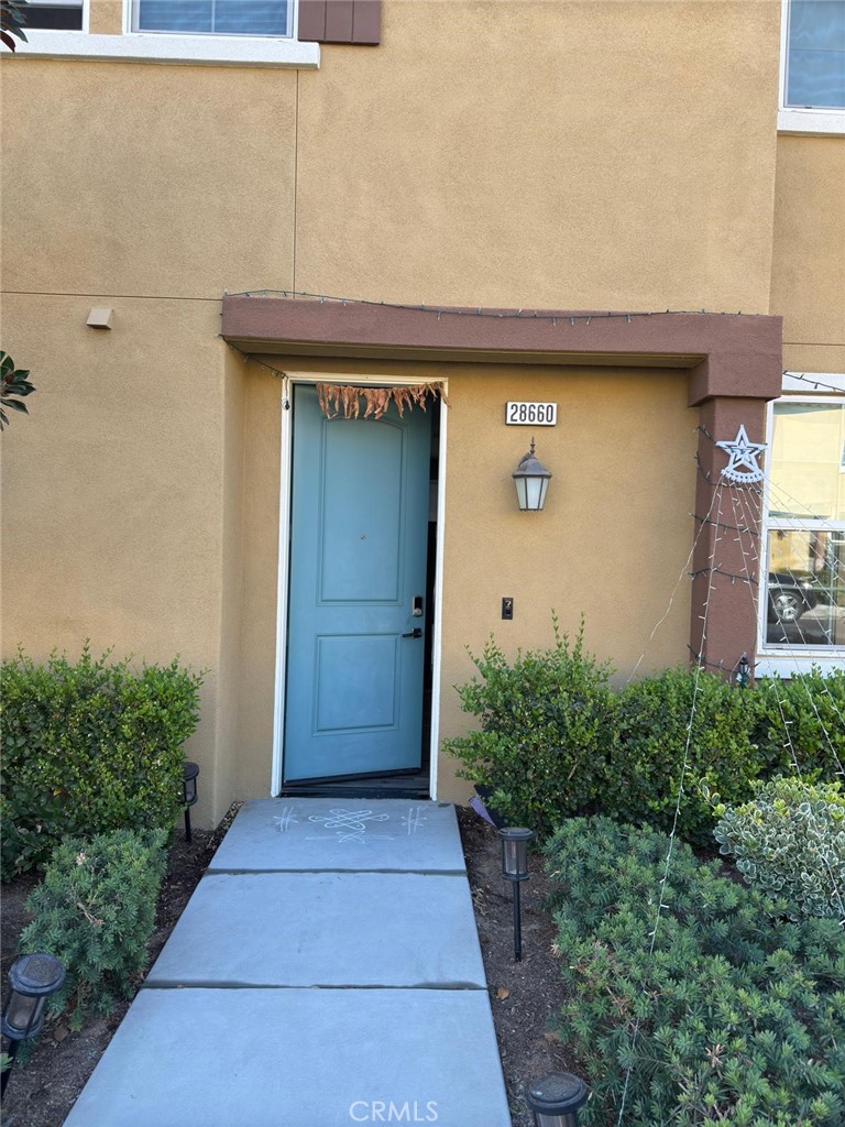 a entryway view with a outdoor space