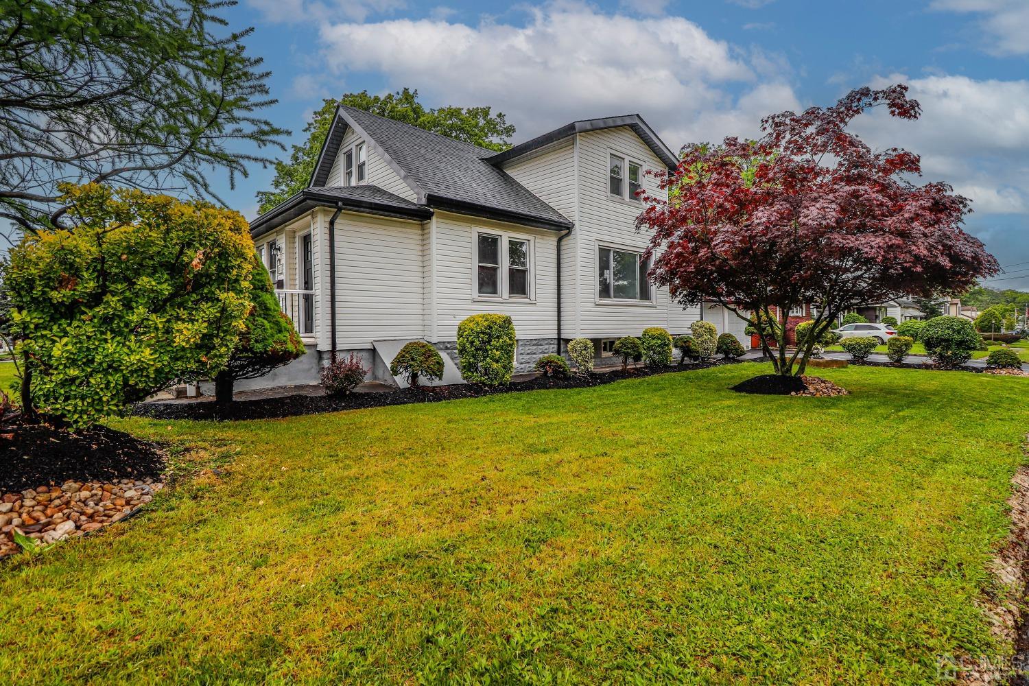 a view of a house with backyard and garden