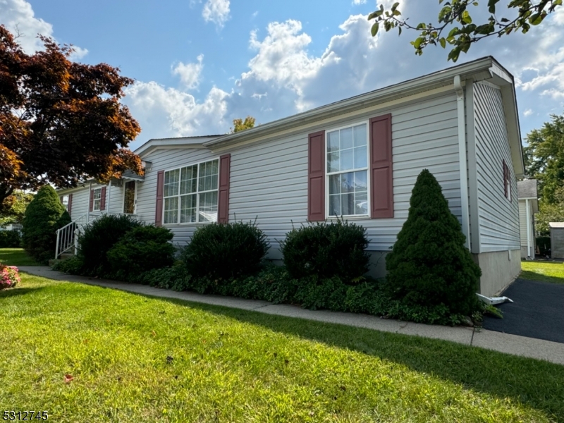 a view of a house with backyard and garden