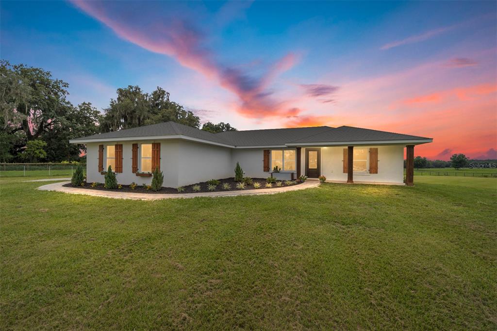 a view of a house with a backyard