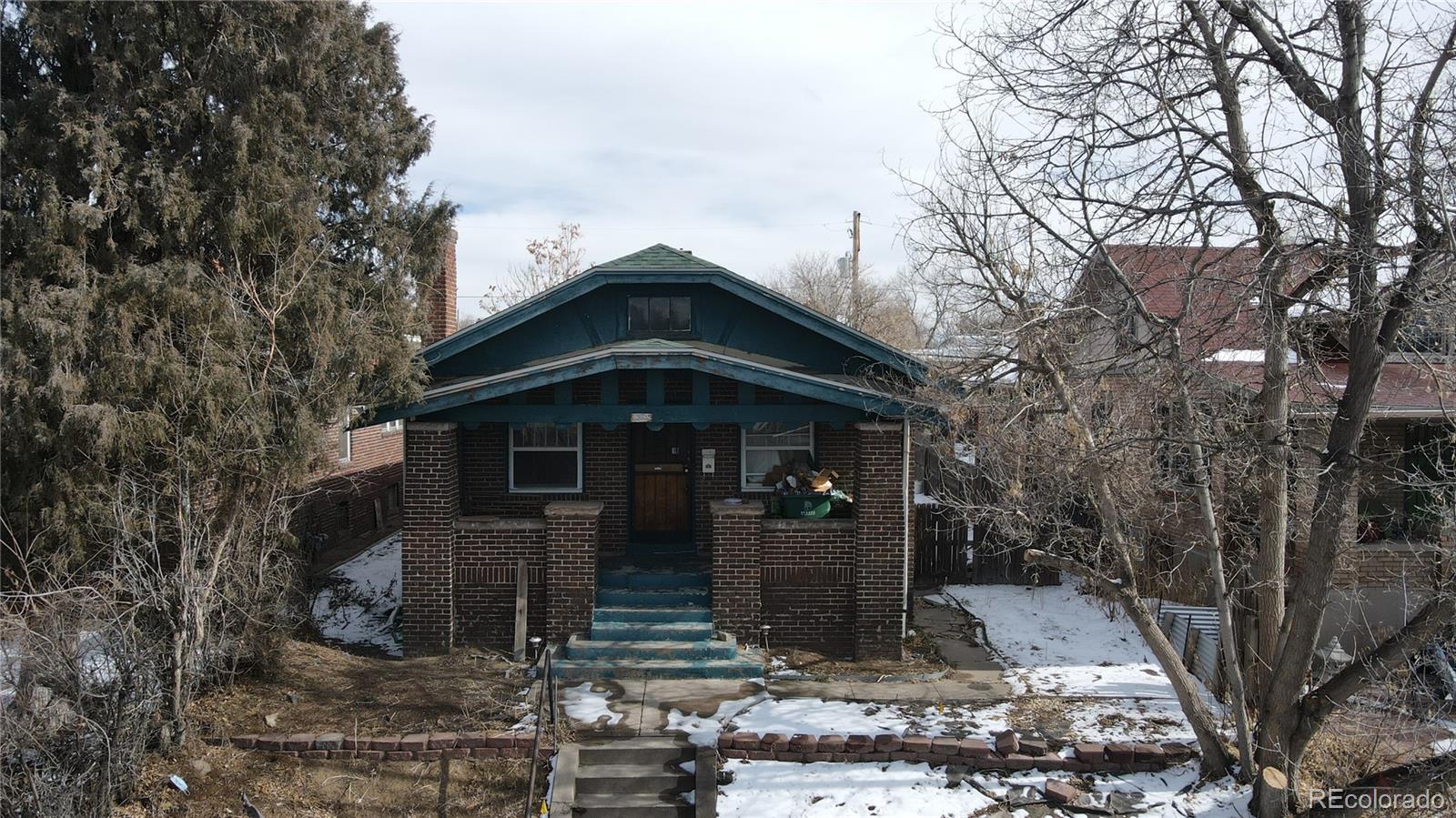 a view of a house with trees