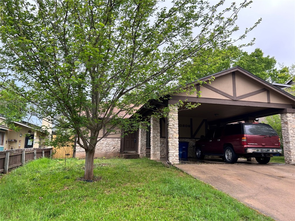 a view of house with outdoor entertaining space