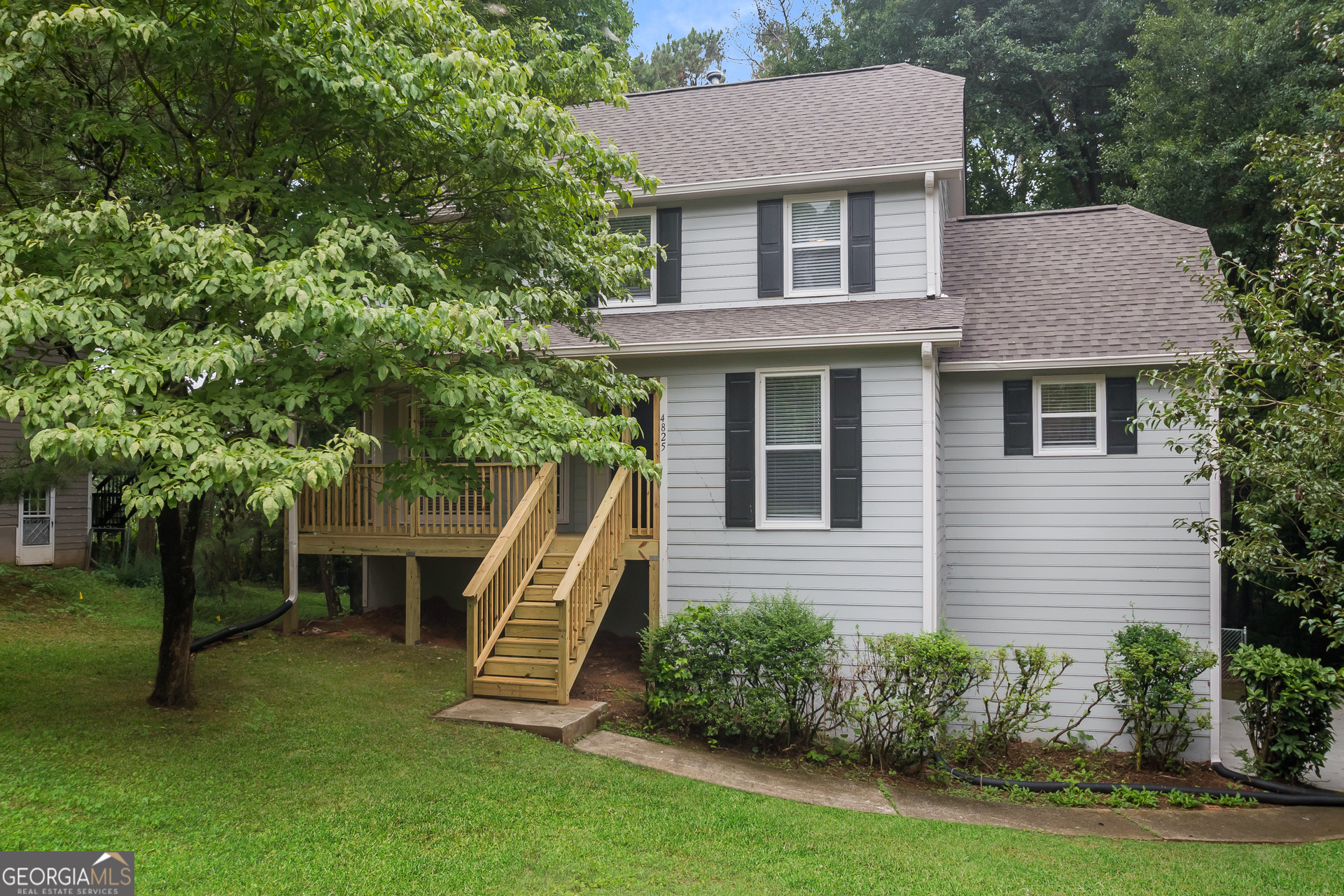 a view of a house with a backyard